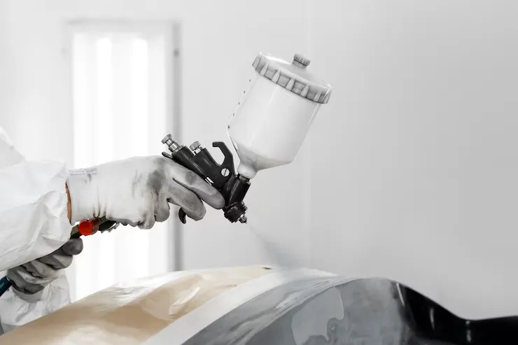 Pintura interior en salón moderno con colores neutros